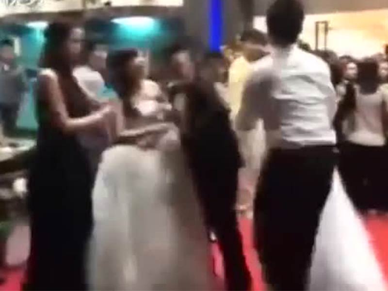 اضغط لمشاهدة الفيديو: امرأة صينية تقتحم حفل زفاف حبيبها السابق!